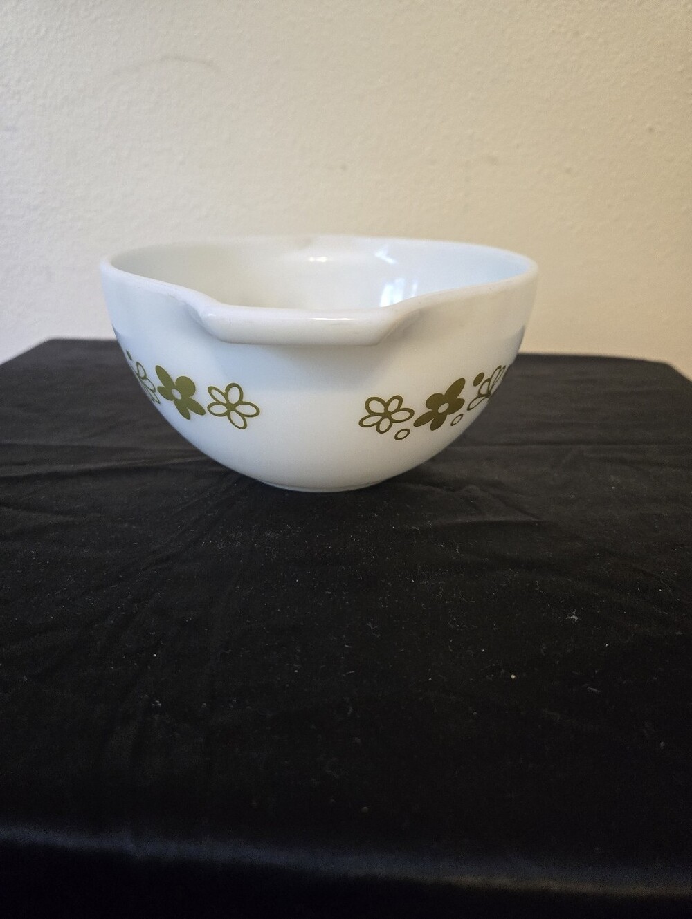 VTG Pyrex Crazy DaisyWhite Mixing Bowl with Olive Green Floral Band 1.5 Pint - Picture 3 of 6